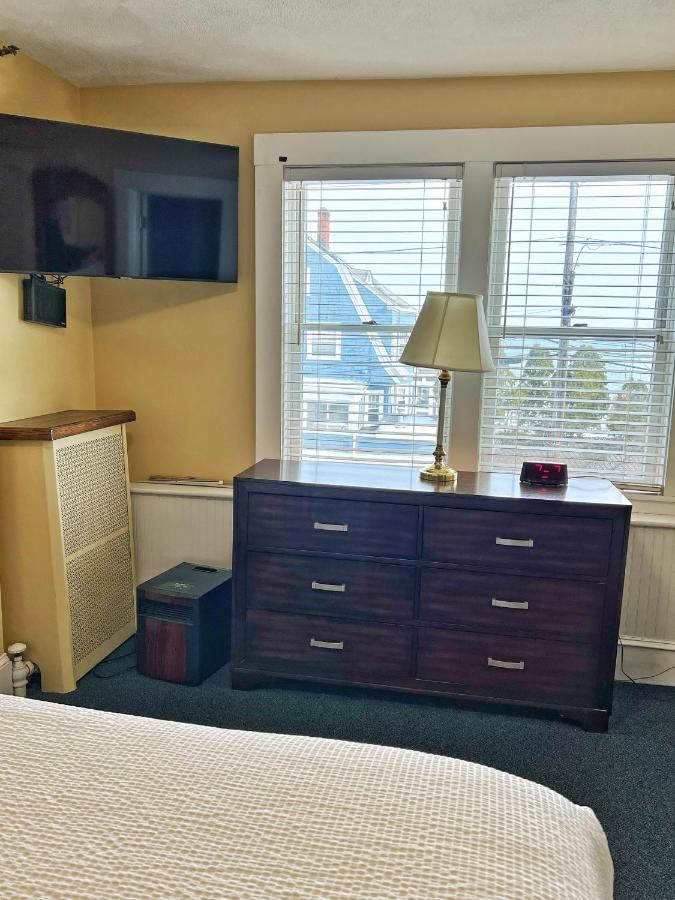 Hotel Arms Restaurant Logan Airport 3*