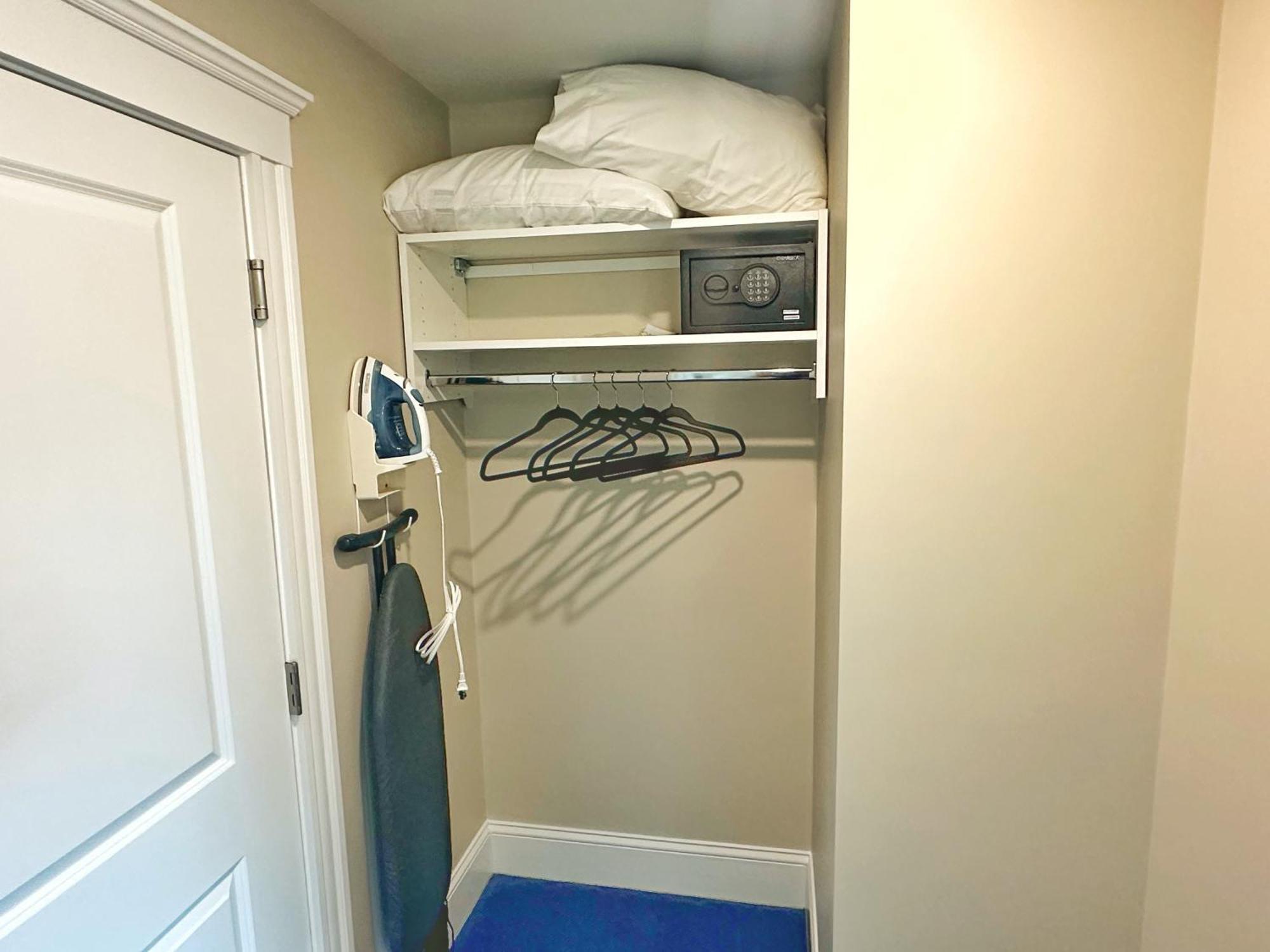Arms Restaurant Logan Airport Hotel 3*